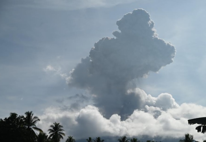 Gunung Ibu di Halmahera Barat Meletus Hari Ini, PVMBG: Jauhi Radius 5 Km
