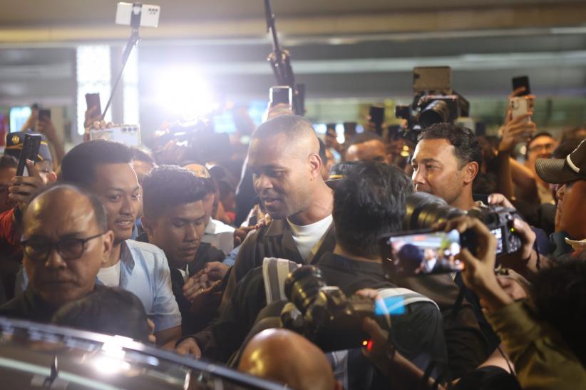 Momen Pelatih Timnas Indonesia Patrick Kluivert Tiba di Tanah Air - Bagian 4