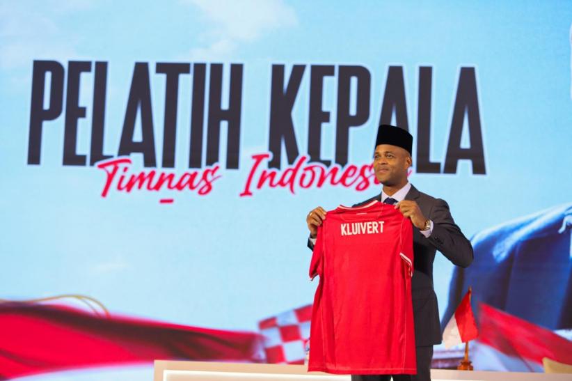 Ekspresi Pelatih Timnas Indonesia Patrick Kluivert Pakai Peci Pegang Jersey Garuda - Bagian 1