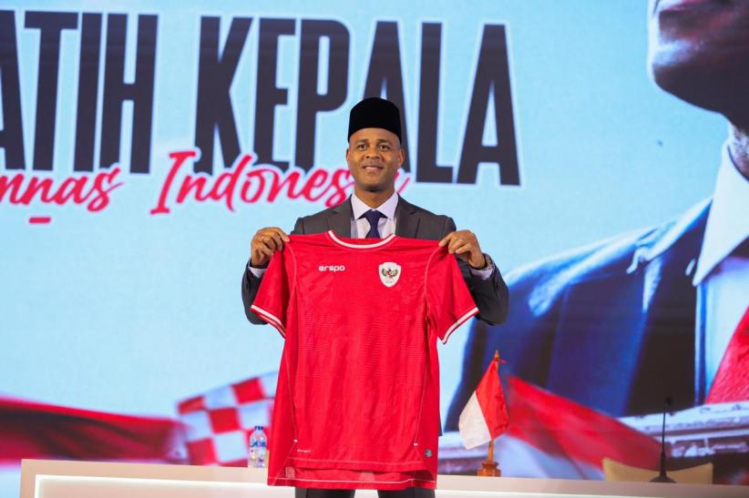 Ekspresi Pelatih Timnas Indonesia Patrick Kluivert Pakai Peci Pegang Jersey Garuda - Bagian 2
