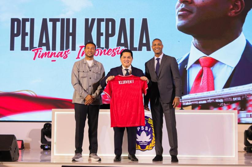 Ekspresi Pelatih Timnas Indonesia Patrick Kluivert Pakai Peci Pegang Jersey Garuda - Bagian 4