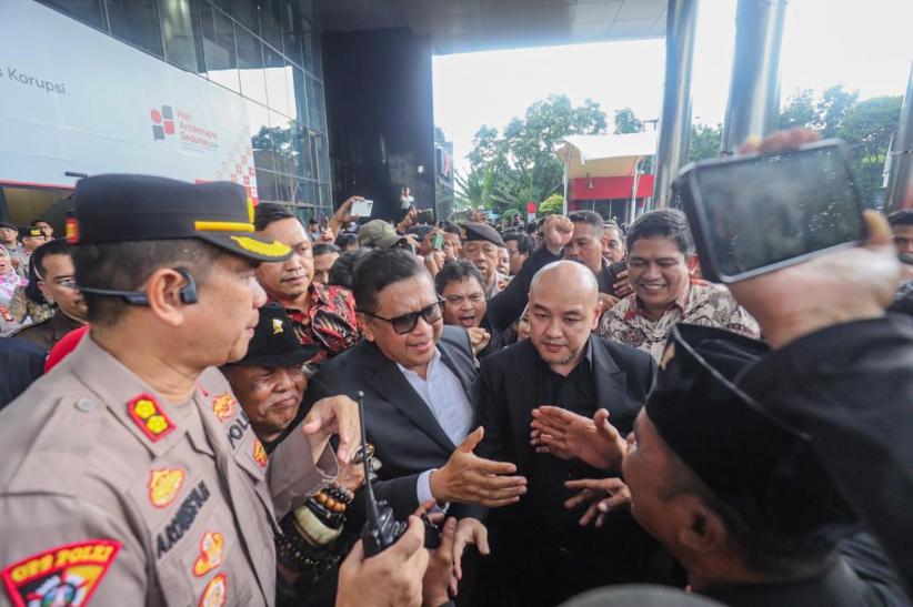 Senyum Hasto Kristiyanto usai Diperiksa KPK 3 Jam Tidak Pakai Rompi Oranye - Bagian 1