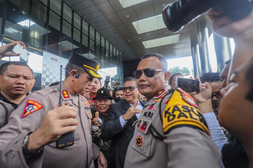 Senyum Hasto Kristiyanto usai Diperiksa KPK 3 Jam Tidak Pakai Rompi Oranye - Bagian 2