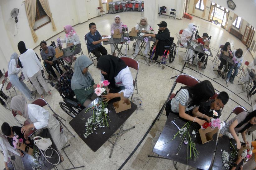 Potret Penyandang Disabilitas Belajar Merangkai Bunga - Bagian 1