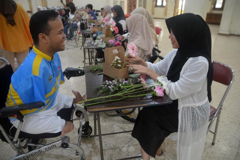 Potret Penyandang Disabilitas Belajar Merangkai Bunga - Bagian 2