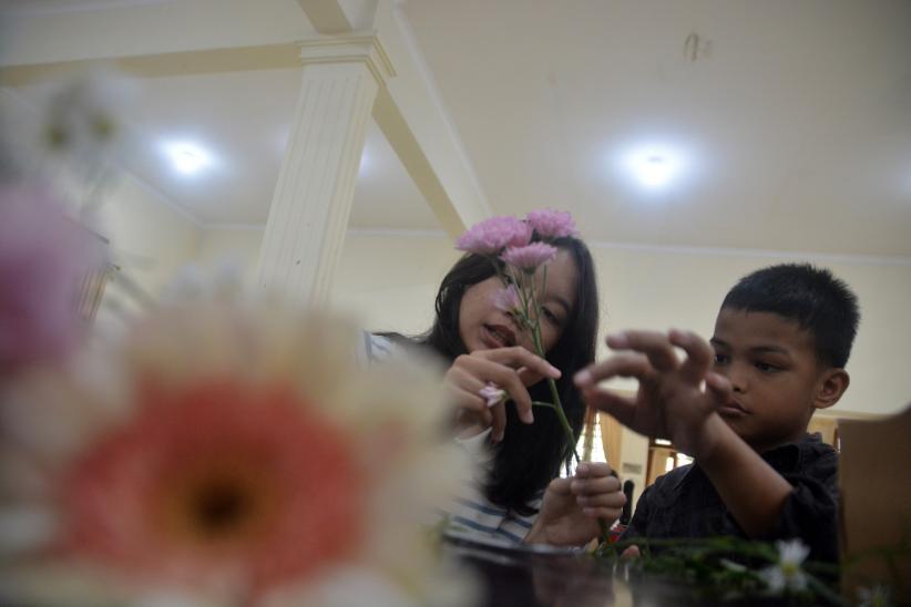 Potret Penyandang Disabilitas Belajar Merangkai Bunga - Bagian 3