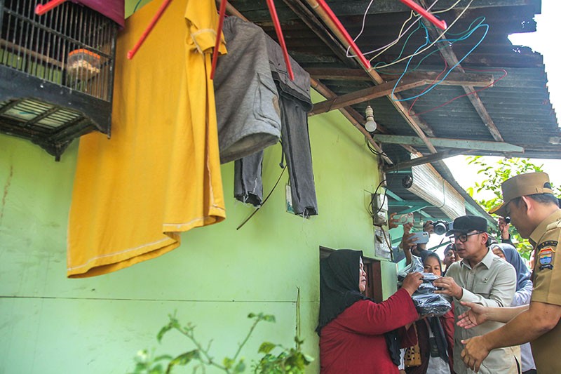 Wamendagri Bagikan Makanan Berlebih dari Hotel untuk Warga Miskin di Palembang - Bagian 2
