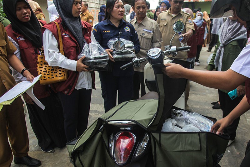 Wamendagri Bagikan Makanan Berlebih dari Hotel untuk Warga Miskin di Palembang - Bagian 5