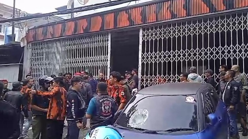 title Bentrokan 2 Ormas di Bandung Pecah, 2 Orang Dilarikan ke RS dan Sejumlah Kendaraan Rusak Bentrokan 2 Ormas di Bandung Pecah, 2 Orang Dilarikan ke RS dan Sejumlah Kendaraan Rusak