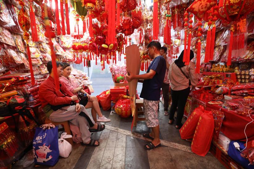 Kawasan Glodok Dipenuhi Ragam Pernak-pernik Imlek - Bagian 3