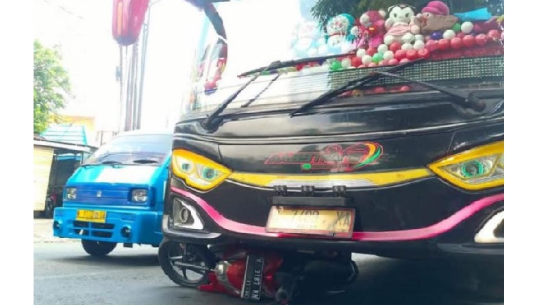 title Kecelakaan di Kota Batu, Bus Tabrak dan Seret Pemotor hingga Tewas Mengenaskan Kecelakaan di Kota Batu, Bus Tabrak dan Seret Pemotor hingga Tewas Mengenaskan