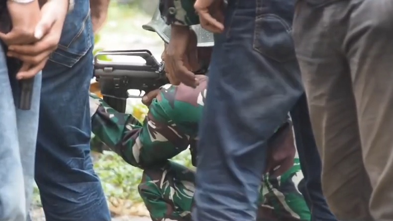title Pengepungan Desertir TNI di Belitung Menegangkan, Aparat Gabungan Lepaskan Tembakan Pengepungan Desertir TNI di Belitung Menegangkan, Aparat Gabungan Lepaskan Tembakan