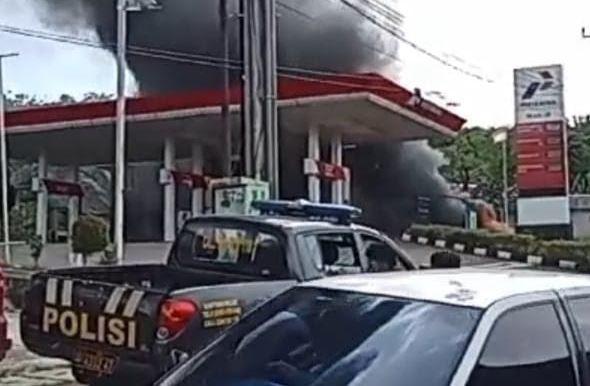 title SPBU Tanggeung Cianjur Terbakar, 4 Petugas Luka Bakar 1 Mobil Ludes SPBU Tanggeung Cianjur Terbakar, 4 Petugas Luka Bakar 1 Mobil Ludes