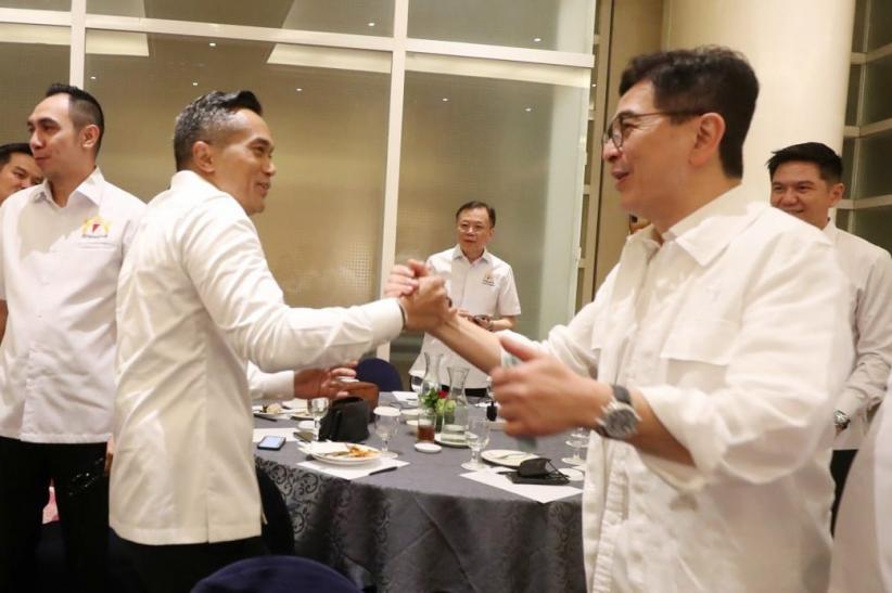 Anindya Bakrie dan Arsjad Rasjid Berpelukan Sebelum Pengukuhan Pengurus Kadin - Bagian 3
