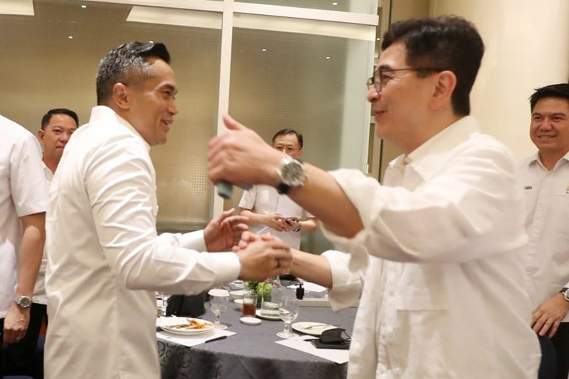 Anindya Bakrie dan Arsjad Rasjid Berpelukan Sebelum Pengukuhan Pengurus Kadin - Bagian 2