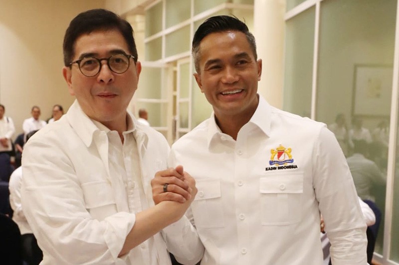 Anindya Bakrie dan Arsjad Rasjid Berpelukan Sebelum Pengukuhan Pengurus Kadin - Bagian 4