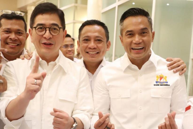 Anindya Bakrie dan Arsjad Rasjid Berpelukan Sebelum Pengukuhan Pengurus Kadin - Bagian 5