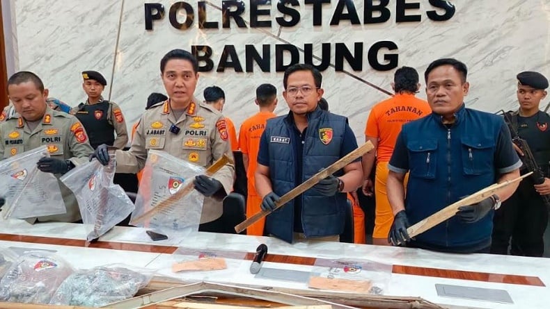 title Bentrok Ormas GRIB-PP di Bandung, 5 Orang Ditetapkan Tersangka Bentrok Ormas GRIB-PP di Bandung, 5 Orang Ditetapkan Tersangka