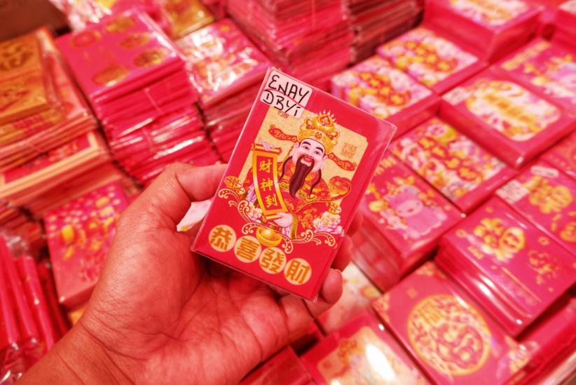Warga Tionghoa Berburu Pernak-pernik Imlek Sambut Tahun Shio Ular Kayu - Bagian 4