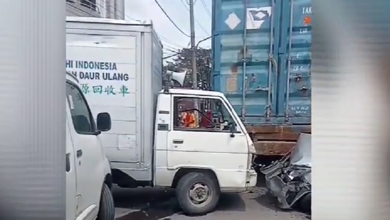 title Truk Tak Kuat Menanjak Berjalan Mundur Tabrak 3 Mobil di Medan Truk Tak Kuat Menanjak Berjalan Mundur Tabrak 3 Mobil di Medan