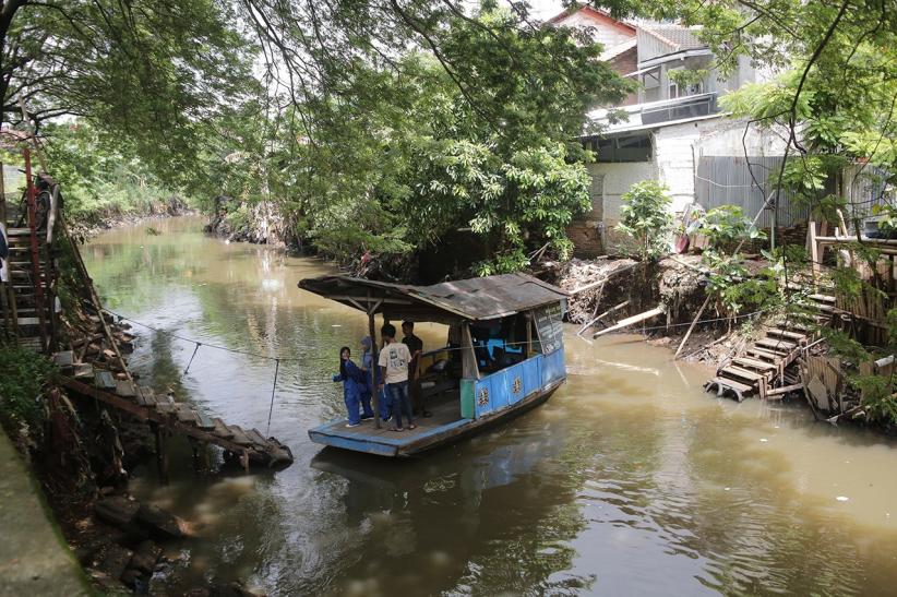 Murah dan Cepat, Perahu Eretan Jadi Transportasi Pelajar di Kali Pesanggrahan - Bagian 4