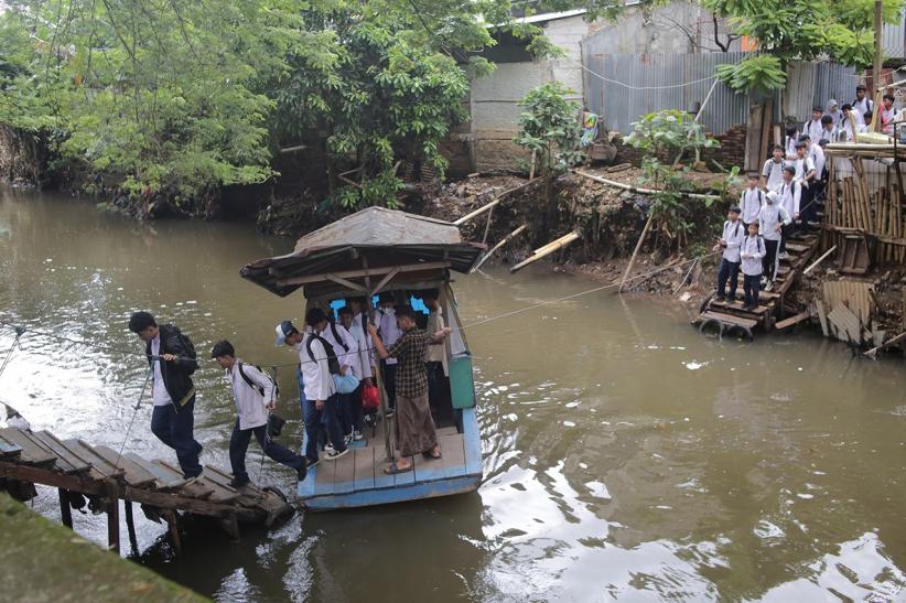 Murah dan Cepat, Perahu Eretan Jadi Transportasi Pelajar di Kali Pesanggrahan - Bagian 1