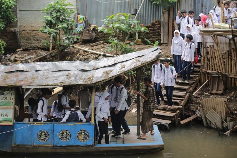 Murah dan Cepat, Perahu Eretan Jadi Transportasi Pelajar di Kali Pesanggrahan - Bagian 2
