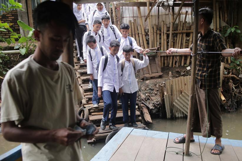 Murah dan Cepat, Perahu Eretan Jadi Transportasi Pelajar di Kali Pesanggrahan - Bagian 3