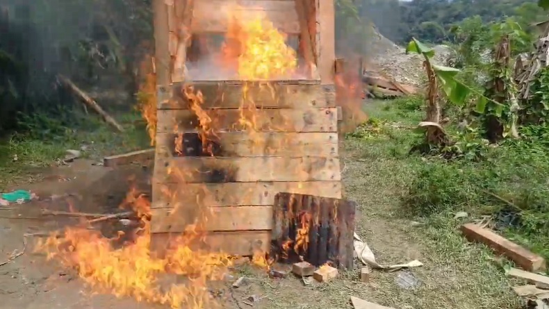title Petugas Gabungan Razia Peti di Madina, Peralatan Tambang Dibakar Petugas Gabungan Razia Peti di Madina, Peralatan Tambang Dibakar