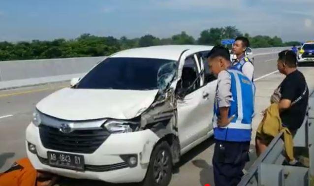 title Avanza Tabrak Truk Tronton di Tol Ngawi-Kertosono, Sopir Babak Belur Dikeroyok Avanza Tabrak Truk Tronton di Tol Ngawi-Kertosono, Sopir Babak Belur Dikeroyok