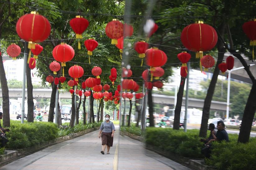 Lampion Berwarna Merah Bergelantungan Hiasi Jalan Jenderal Sudirman Jakarta - Bagian 2