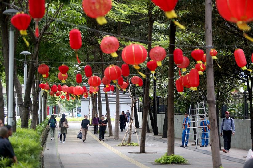 Lampion Berwarna Merah Bergelantungan Hiasi Jalan Jenderal Sudirman Jakarta - Bagian 1