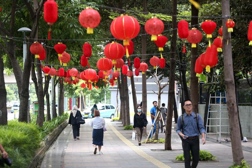 Lampion Berwarna Merah Bergelantungan Hiasi Jalan Jenderal Sudirman Jakarta - Bagian 3