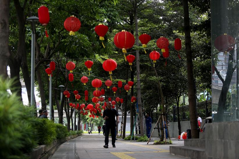 Lampion Berwarna Merah Bergelantungan Hiasi Jalan Jenderal Sudirman Jakarta - Bagian 4