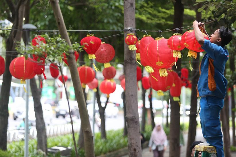 Lampion Berwarna Merah Bergelantungan Hiasi Jalan Jenderal Sudirman Jakarta - Bagian 5