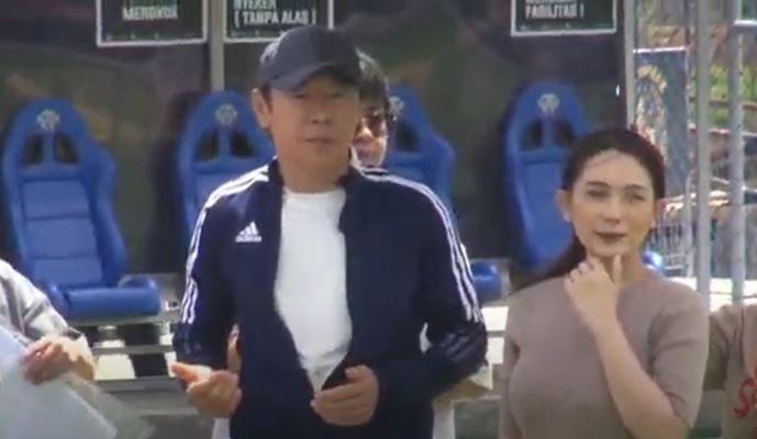 title Shin Tae-yong Akui Grogi Syuting Film Sepak Bola Kampung di Subang Shin Tae-yong Akui Grogi Syuting Film Sepak Bola Kampung di Subang