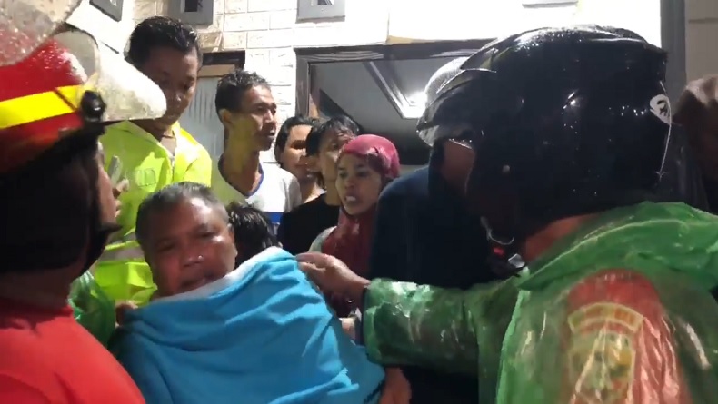 title Balita Hilang Tercebur di Gorong-Gorong di Karangasem Ditemukan Selamat, Evakuasi Mengharukan Balita Hilang Tercebur di Gorong-Gorong di Karangasem Ditemukan Selamat, Evakuasi Mengharukan