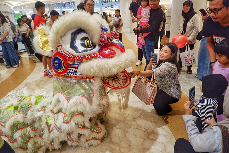 Barongsai Hibur Pengunjung Pusat Perbelanjaan - Bagian 2