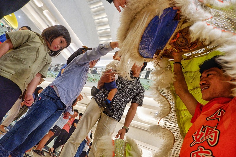 Barongsai Hibur Pengunjung Pusat Perbelanjaan - Bagian 5