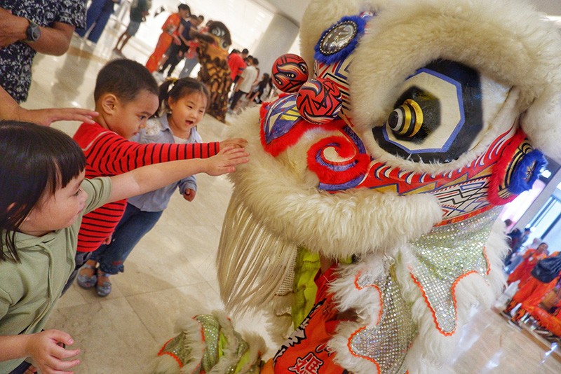 Barongsai Hibur Pengunjung Pusat Perbelanjaan - Bagian 3