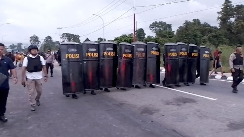 title Bentrok Warga Pecah di Mimika, 1 Mobil Dibakar 6 Orang Luka Kena Panah Bentrok Warga Pecah di Mimika, 1 Mobil Dibakar 6 Orang Luka Kena Panah