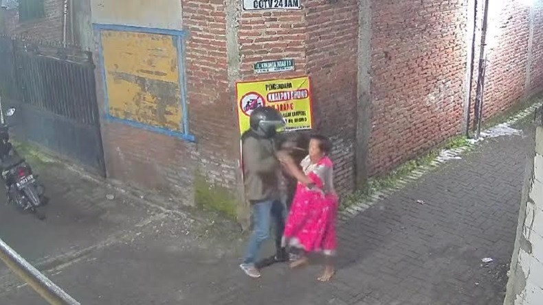 Terekam CCTV! Ibu Penderita Stroke di Malang Dijambret, Kalung Emas Rp10 Juta Raib