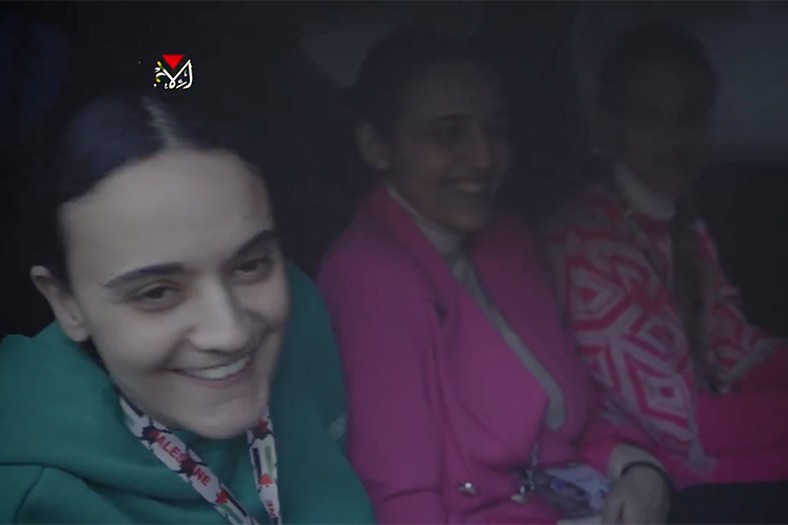 Warga Israel Dibebaskan, Sehat dan Bahagia Dapat Suvenir dari Brigade Al-Qassam  - Bagian 1