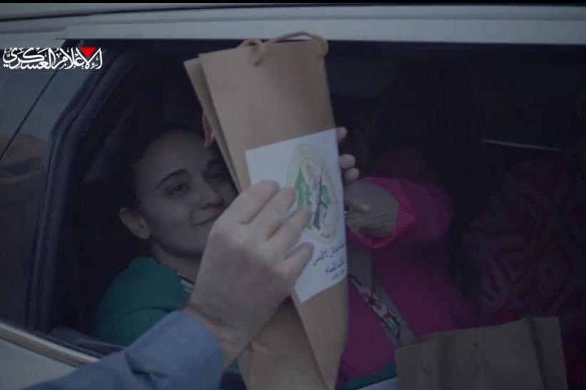 Warga Israel Dibebaskan, Sehat dan Bahagia Dapat Suvenir dari Brigade Al-Qassam  - Bagian 2