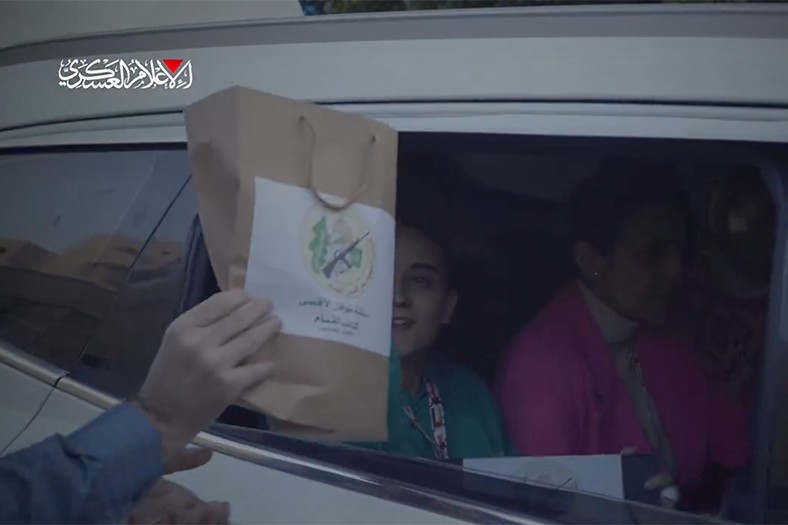 Warga Israel Dibebaskan, Sehat dan Bahagia Dapat Suvenir dari Brigade Al-Qassam  - Bagian 3