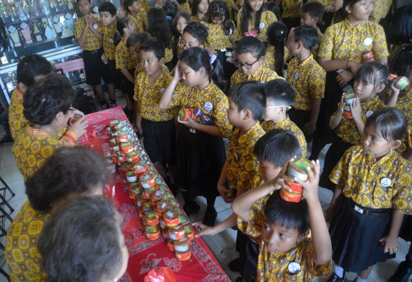 Tradisi Bagi-Bagi Kue Keranjang Sambut Imlek 2576 - Bagian 3