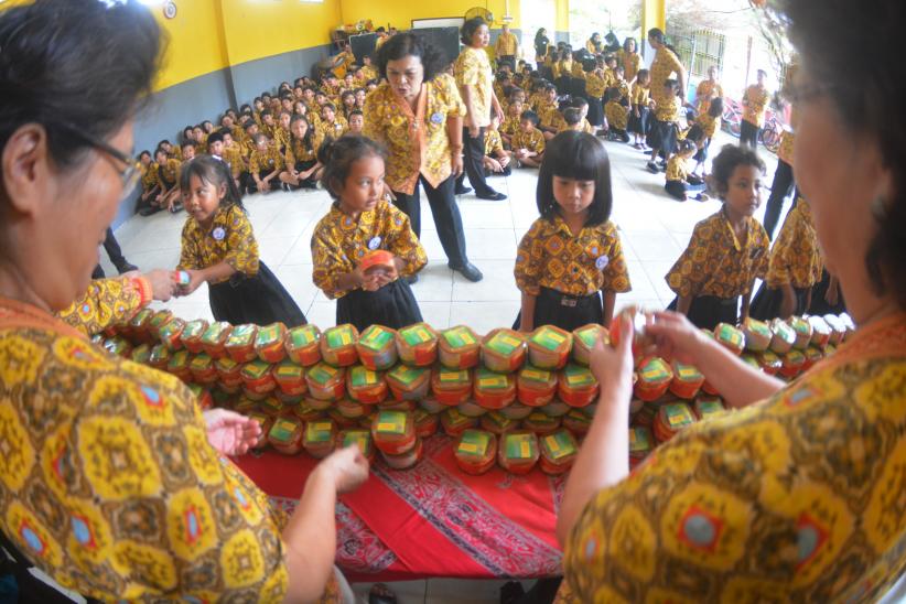 Tradisi Bagi-Bagi Kue Keranjang Sambut Imlek 2576 - Bagian 2