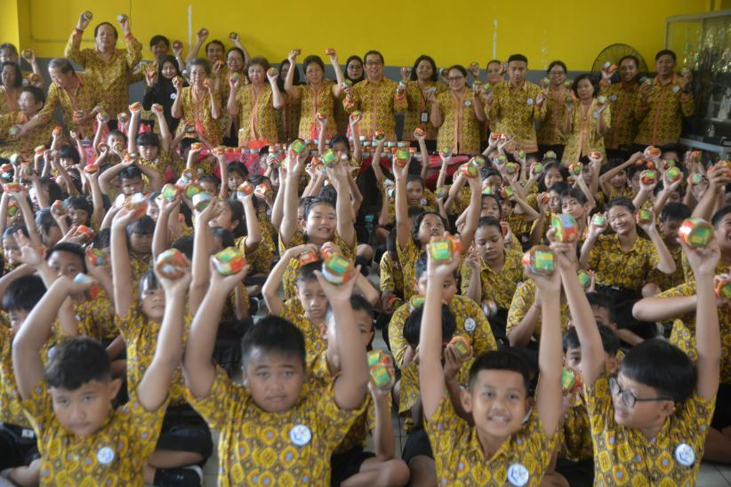 Tradisi Bagi-Bagi Kue Keranjang Sambut Imlek 2576 - Bagian 4