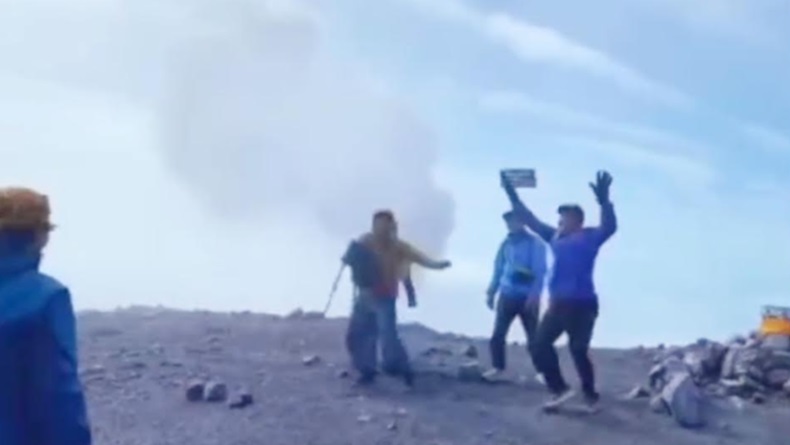 title Gunung Semeru Ditutup, Sekelompok Pendaki malah Nekat sampai ke Puncak Gunung Semeru Ditutup, Sekelompok Pendaki malah Nekat sampai ke Puncak