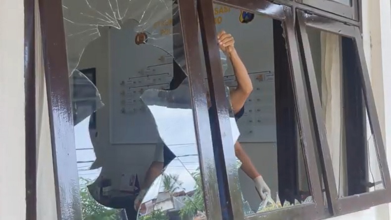 title Kronologi Massa Perguruan Silat Serang Polsek Watulimo, Geber Motor lalu Lempari Batu Kronologi Massa Perguruan Silat Serang Polsek Watulimo, Geber Motor lalu Lempari Batu